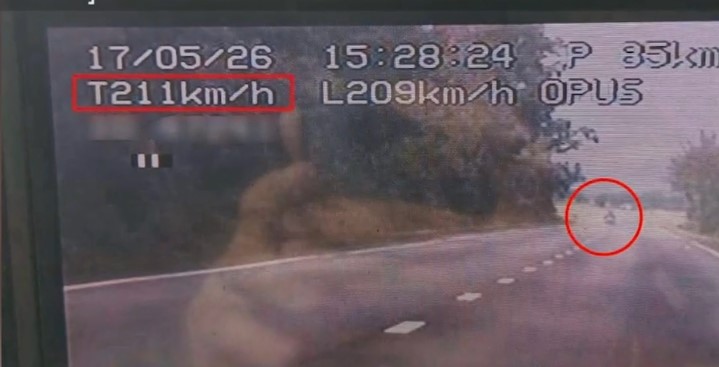 Radarul a explodat când a văzut viteza. Tânăr prins cu 211 km/h pe un drum din România