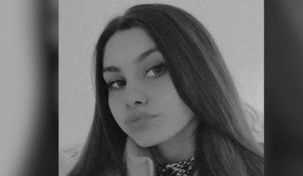 O fată de 15 ani a dispărut de acasă. Poliţiştii o caută de 30 de ore. Dacă o vedeţi, sunaţi la 112!