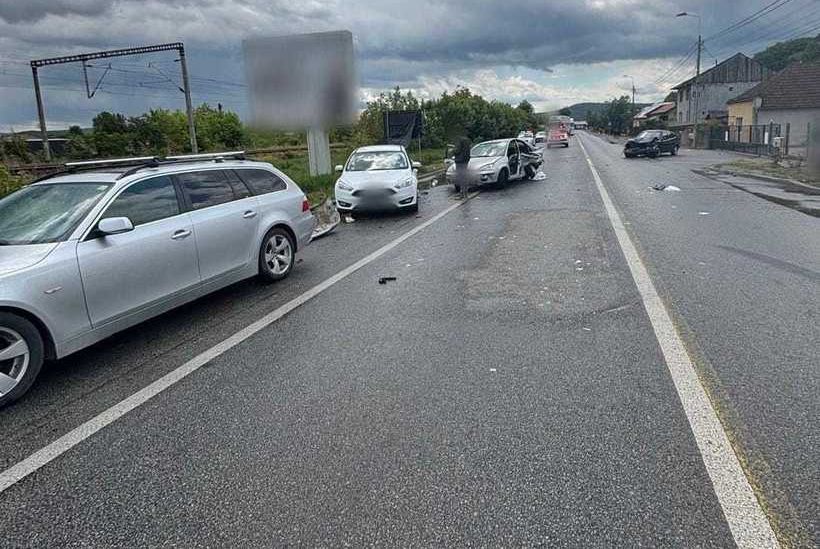 Tânără de 18 ani, grav rănită în urma unui accident în care au fost implicate patru autovehicule - tanara-1747571648.jpg