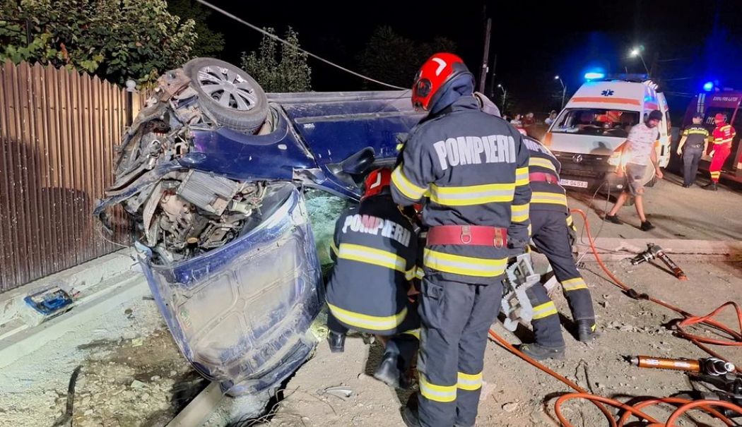 O tânără a murit după ce a lovit cu mașina un stâlp de electricitate. Alte trei persoane sunt grav rănite - tanara-1754322890.jpg