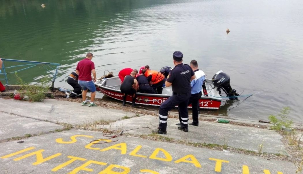 Tânăra înecată vineri în lacul Frumoasă ar fi căzut în apă de la înălţime, în timp ce fugea de un urs