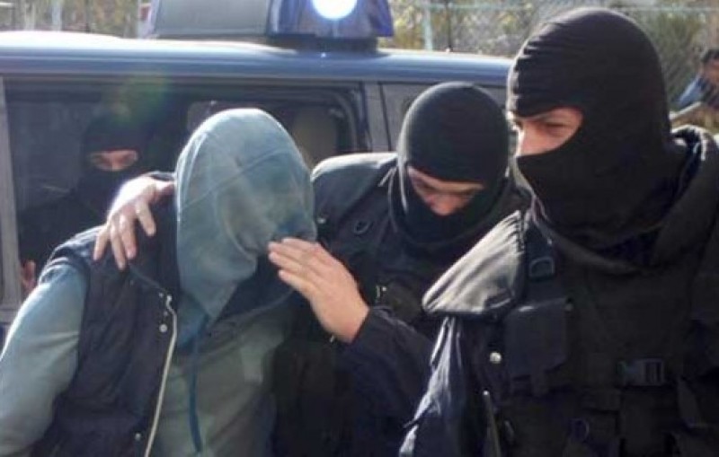 Tânăr de 21 de ani, reţinut după ce şi-ar fi sechestrat şi bătut fosta iubită şi pe prietenul ei