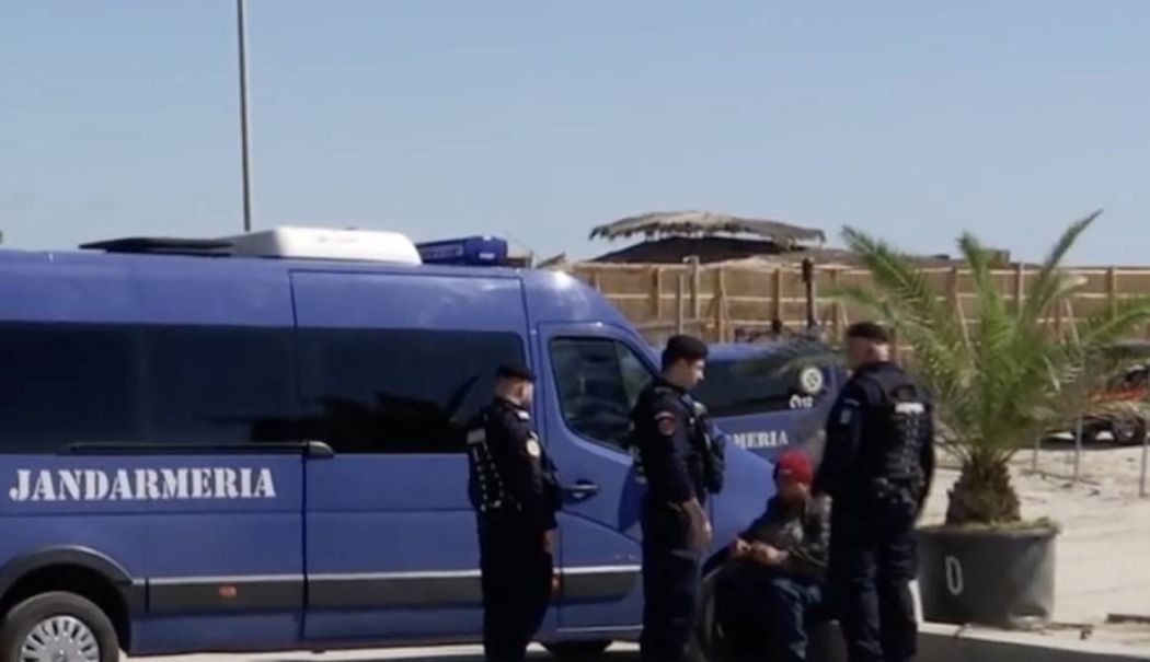 Tânăr dezbrăcat de jandarmi, pentru a fi verificat de droguri, în Mamaia - tanardezbracatjandarmidrogurifes-1714918704.jpg