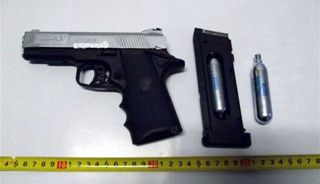Tânăr înarmat, prins pe străzile din Constanța - tanarinarmat-1403718006.jpg