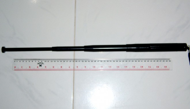 Tânăr prevăzător: umbla cu bastonul metalic telescopic ascuns în geacă - tanarprevazatorbastontelescopic-1387394939.jpg