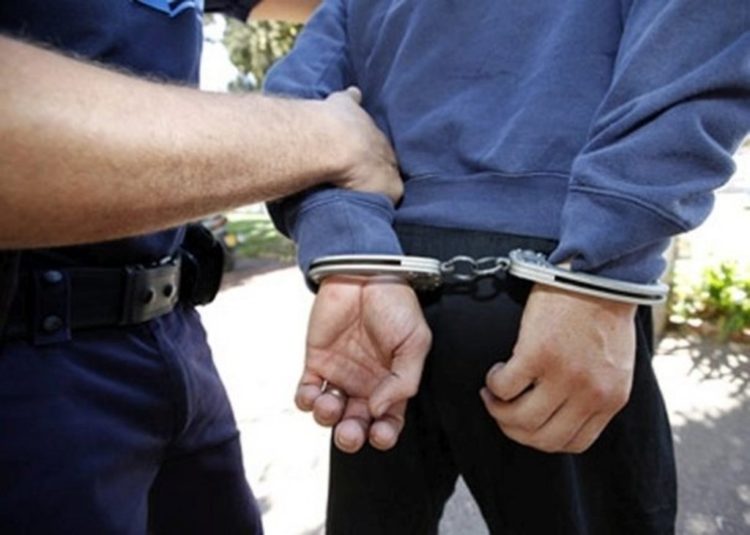Bărbat în vârstă de 61 de ani, reținut de polițiști, pentru că a atacat cu un cuțit o altă persoană pe stradă