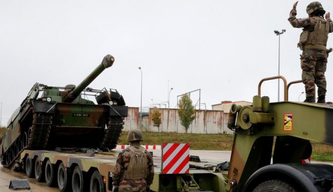 Două convoaie de vehicule blindate au plecat din Franța spre România