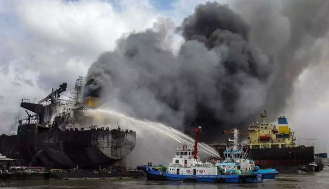 Galerie FOTO-VIDEO / 7 navigatori MORȚI în incendiul de pe un tanc petrolier. Unde s-a petrecut TRAGEDIA - tanc1-1589374994.jpg
