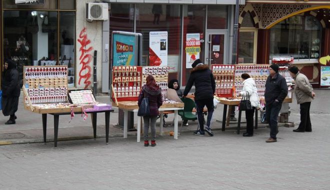 Primăria Constanța primește documentația celor ce vor să vândă mărțișoare pe domeniul public - tarabe-1706438294.jpg