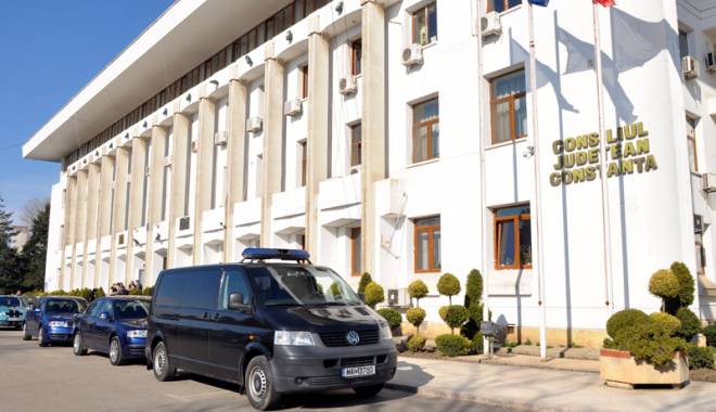 Tararache își dă cu părerea ca să nu tacă: Primarul e cu apa, CJC-ul cu politica - tararacheconsiliuljudetean1-1455457912.jpg