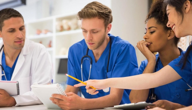 Din ce cauză ne pleacă medicii din țară - targ-1508763110.jpg