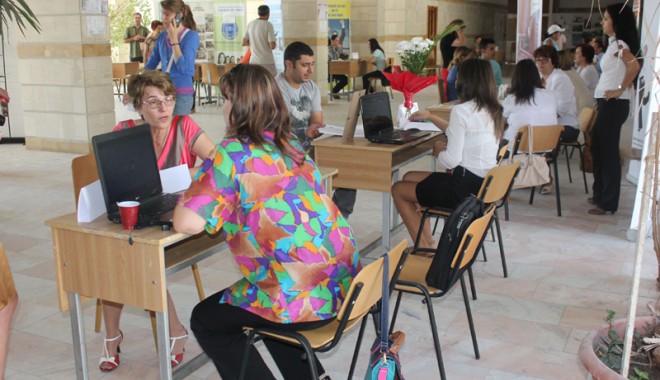 Absolvenții care nu au reușit să ia bacalaureatul, încotro? - targdejoburi30-1347379581.jpg