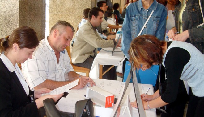 Cât de repede își găsesc constănțenii de muncă - targmuncastudenti9-1311696475.jpg