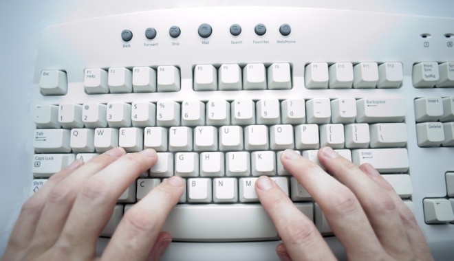Doi tineri din București, reținuți pentru achiziționare frauduloasă de produse electronice - tastatura-1322929579.jpg