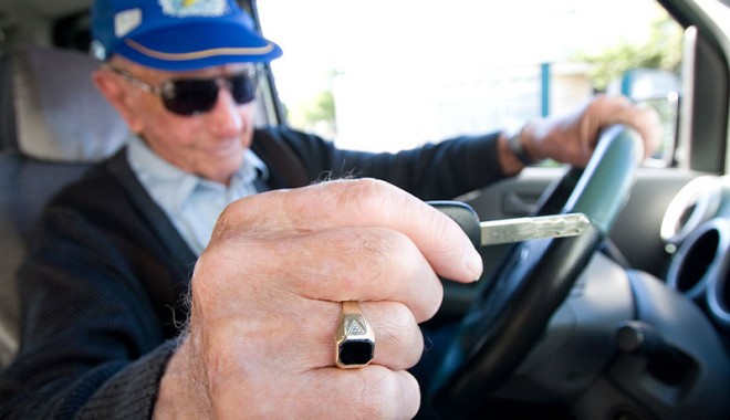 ATENȚIE, TATAIE LA VOLAN! Cât de periculoși sunt vârstnicii care au permis de conducere - tataielavolan1-1386095561.jpg