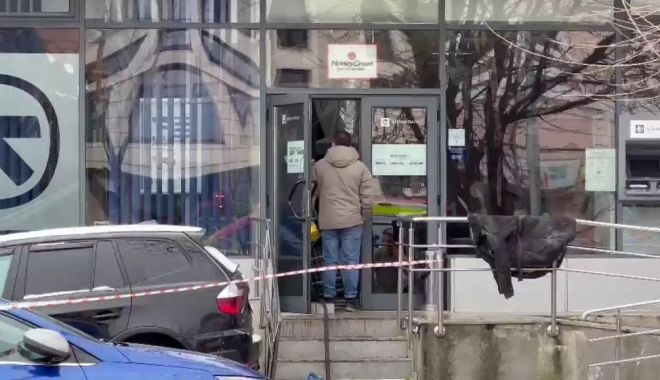 Tavanul unei bănci s-a prăbușit peste persoanele care se aflau în clădire. Trei oameni au ajuns la spital