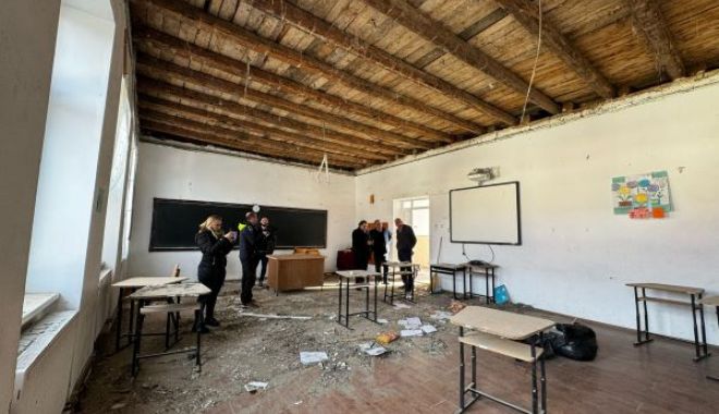 Unul dintre copiii răniţi de tavanul clasei a rămas internat; ceilalţi trei au plecat acasă - tavan-cazut-scoala-elev-internat-1707317829.jpg