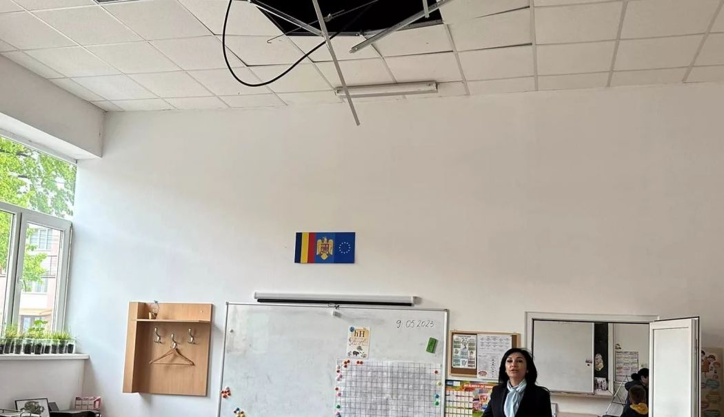 Doi elevi răniţi, după ce tavanul din clasă s-a prăbuşit peste ei - tavan-prabusit-1732539086.jpg