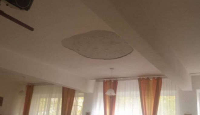 DE LA ȘCOALĂ LA SPITAL, DUPĂ CE O BUCATĂ DIN TAVANUL CLASEI A CĂZUT PESTE ELEVI - tavanprabusitlaoscoaladinalexand-1510319406.jpg