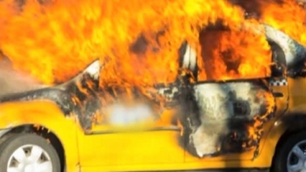 VIDEO / Un taximetrist și-a dat foc la mașină după ce a luat o amendă - taxi-1462458379.jpg