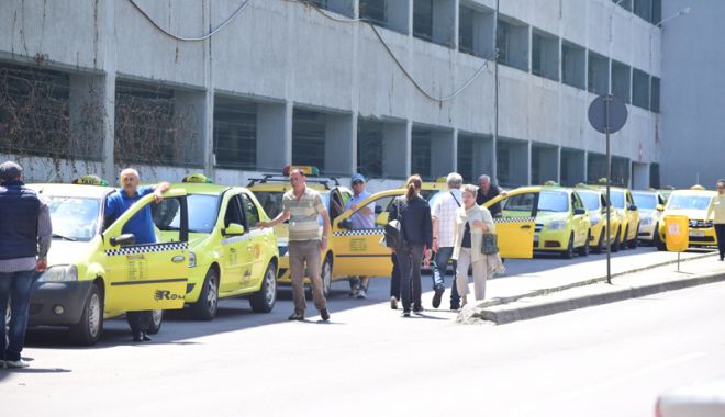 Taximetriștii pirat din Constanța, vânați de polițiștii locali - taxi-1535471410.jpg