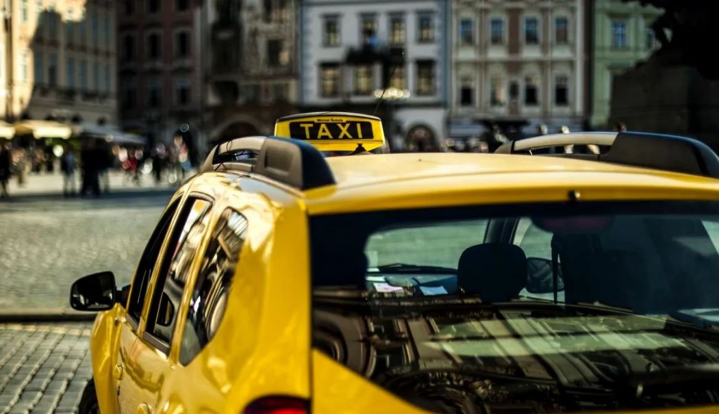 O nouă înşelătorie îi vizează pe taximetrişti. Iată cum acţionează hoţii