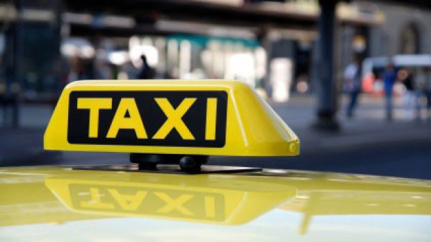 Taxiurile trebuie dotate cu geam securizat și buton de panică - taxi50129300-1332761783.jpg