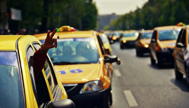 Taximetriștii încep anul contestând aplicațiile de transport. 
