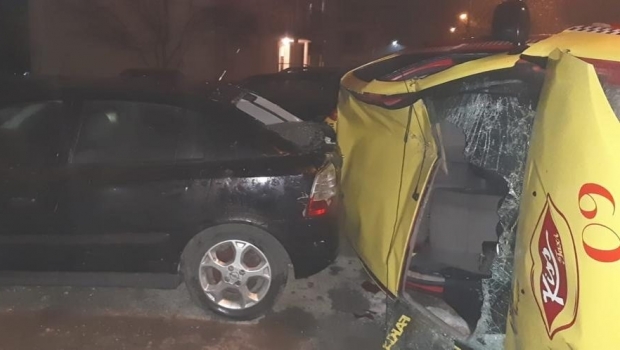 Două persoane rănite, după ce un taxi care circula cu viteză a lovit trei mașini și s-a răsturnat - taximotru11023x49871330500-1553155878.jpg