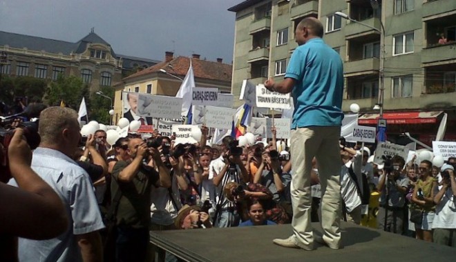 Băsescu: Românii nu-și vor da președintele pentru pușcăriabilii din USL - tbasesculacluj15849300-1342274258.jpg