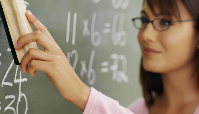 Aproape jumătate dintre profesorii tineri vor să plece din învățământ în următorii cinci ani - teacher2452-1316177090.jpg