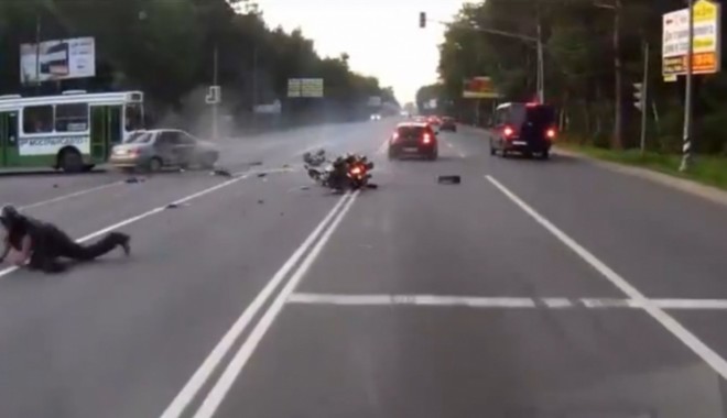 VIDEO. Un ȘOFER a reușit să scape NEVĂTĂMAT dintr-un ACCIDENT RUTIER TERIBIL! - teafar-1370525783.jpg