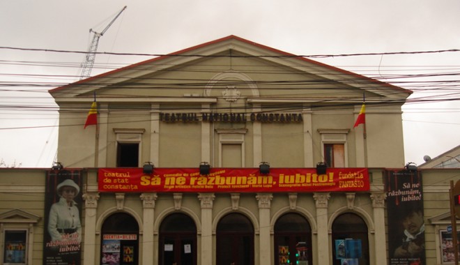 Cultura constănțeană ia vacanță! Spectatorii merg la plajă - teatru-1340038408.jpg