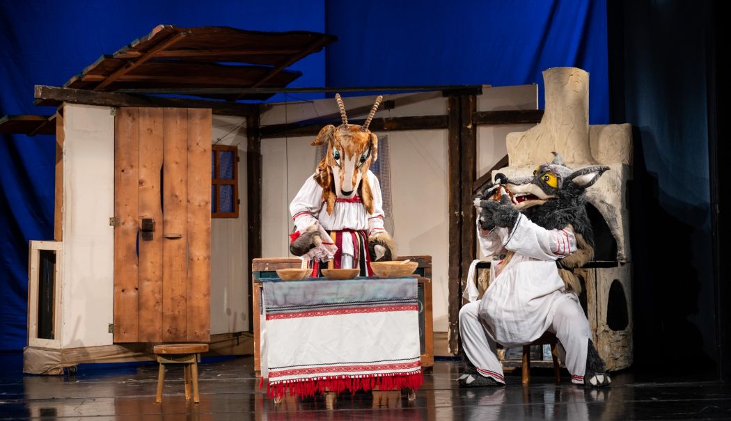 Povestea ”Caprei cu trei iezi” spusă, pe scenă, de actorii Teatrului „Căluțul de Mare” - teatru-copii-1752247369.jpg