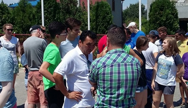Voluntari olandezi și români fac curățenie pe malul lacului Techirghiol - techirghiolvoluntari-1467893738.jpg