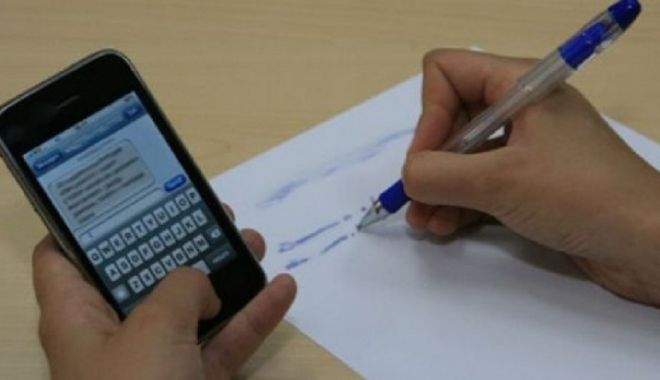O elevă eliminată de la bacalaureat anul acesta pentru că a intrat în sală cu telefonul a câștigat în instanță dreptul la examen - teelfon-1565515052.jpg