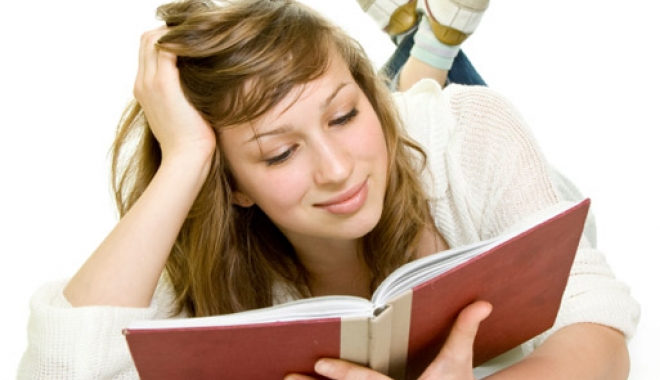 Începe examenul de bacalaureat! Opt elevi constănțeni participă la sesiunea specială - teengirlreadingbook2-1495181572.jpg