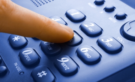 Guvernul va înființa o linie telefonică pentru informarea muncitorilor români din Spania - tel-1312437611.jpg