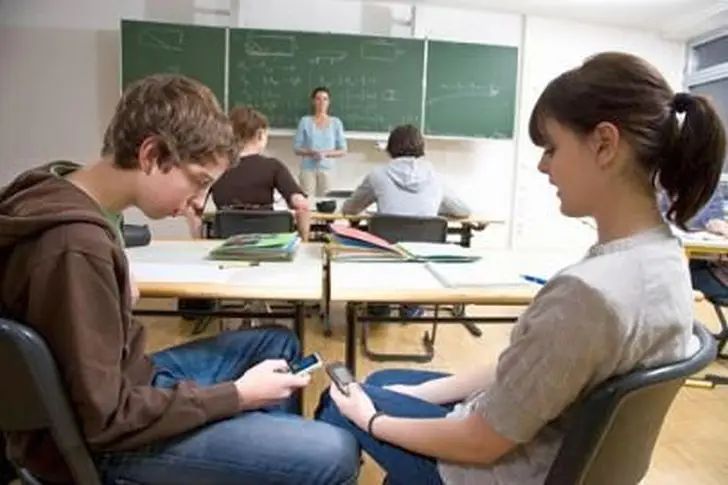 Ministerul Educației intervine în disciplina în școli. Vor fi interzise telefoanele mobile? - telefoane-mobile-in-scoli-1740042043.jpg
