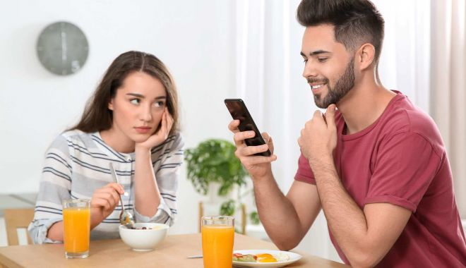 Aveţi grijă de sănătatea voastră mintală! Închideţi-vă telefonul! - telefoanejpg2-1668091129.jpg