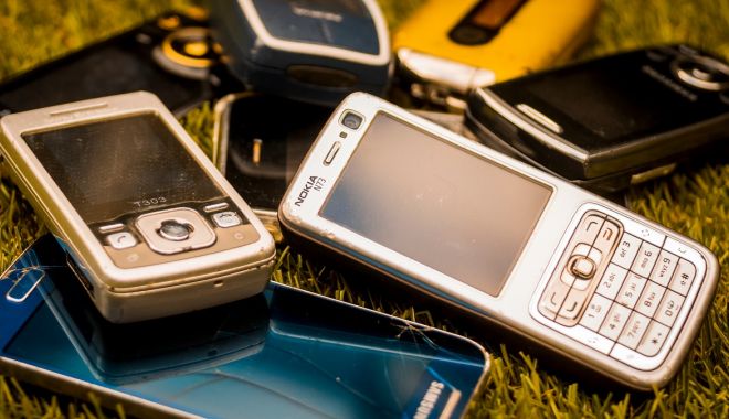 Românii înlocuiesc echipamentele de comunicaţii electronice o dată la 4 ani sau mai rar (studiu) - telefoanelevechicarecostaacumoav-1704387536.jpg