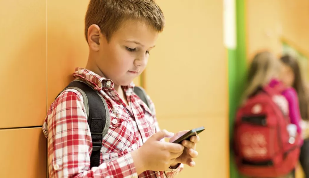Copiii români, pe primul loc în lume la folosirea nocivă a reţelelor sociale - telefoncopii-1770194539.webp