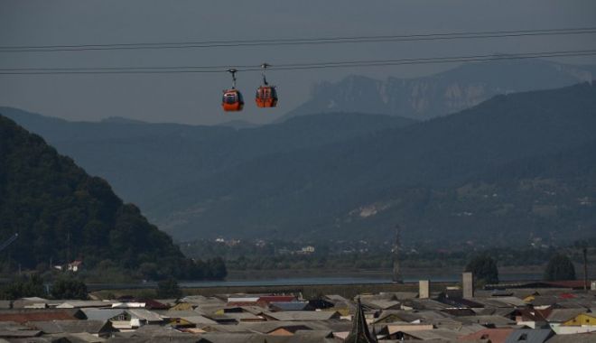 ORE ÎNTREGI SUSPENDAȚI ÎN TELEGONDOLĂ! Clipe de coșmar pentru 16 oameni - telegondola00846400-1535438380.jpg