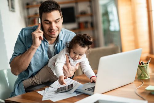 Patru zile pe lună de telemuncă pentru părinţii cu copii de până în 8 ani. Inițiativa a fost adoptată
