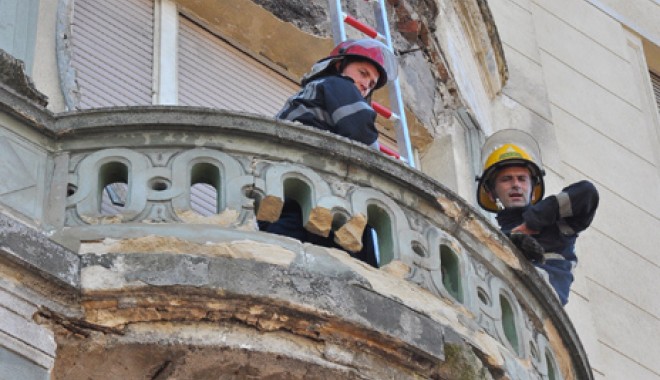 Balcon prăbușit în centrul Capitalei: un copil a fost rănit - tencuiala-1335017246.jpg