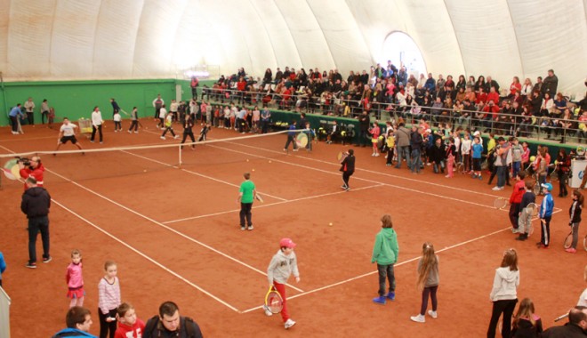 Sorana Cârstea, Simona Halep și Horia Tecău, alături de micuții tenismeni - tenis3-1386524382.jpg