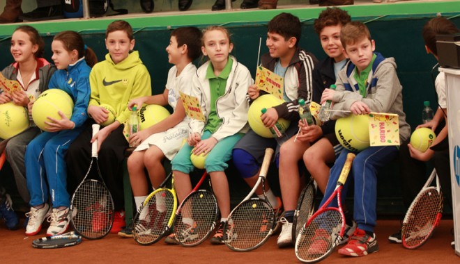 Sorana Cârstea, Simona Halep și Horia Tecău, alături de micuții tenismeni - tenis8-1386524423.jpg
