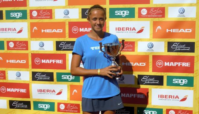 Tenis: Oana Gavrilă, pe locul doi în clasamentul U16 și pe 6 la U18 - tenisgabrilasursafrtro-1418822674.jpg
