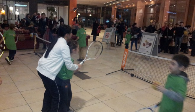 Tenis Club Idu a inițiat copiii în sportul alb la City Park Mall - tenisidu-1362161152.jpg
