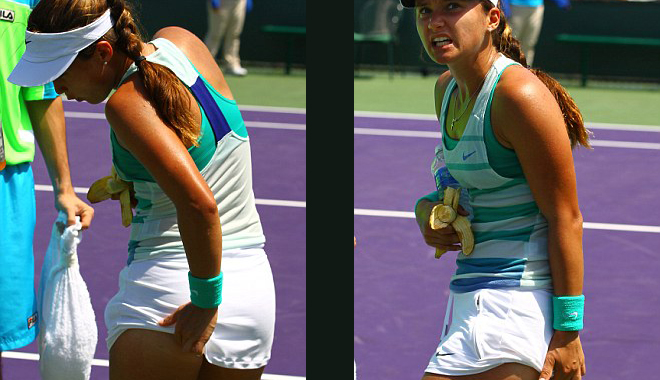O jucătoare de tenis, înțepată în posterior, de o viespe, în timpul unui meci - tennis-1364292666.jpg